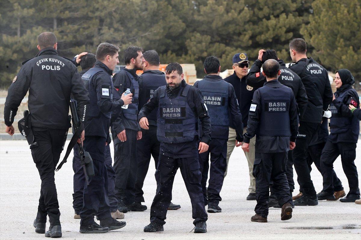 AA'nın savaş muhabirliği eğitiminde toplumsal olaylara müdahale tatbikatı