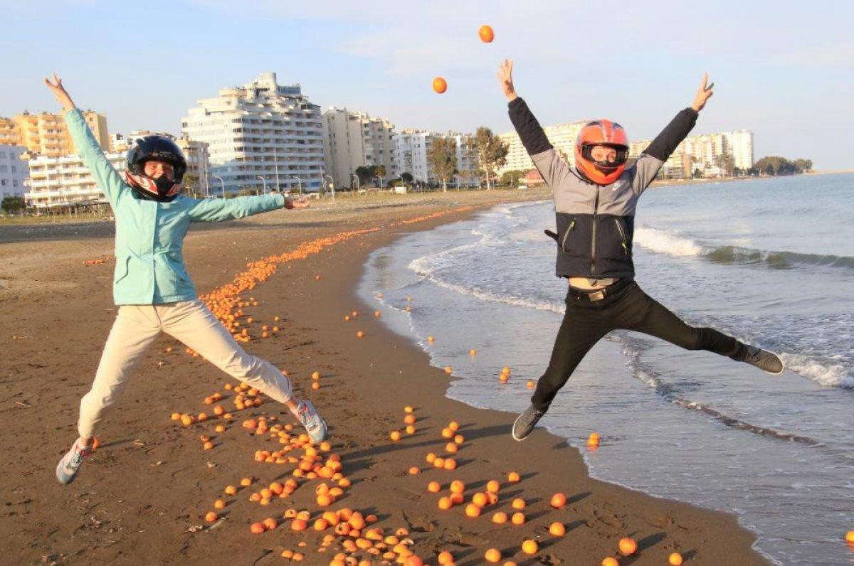 Mersin’de portakallar sahile vurdu