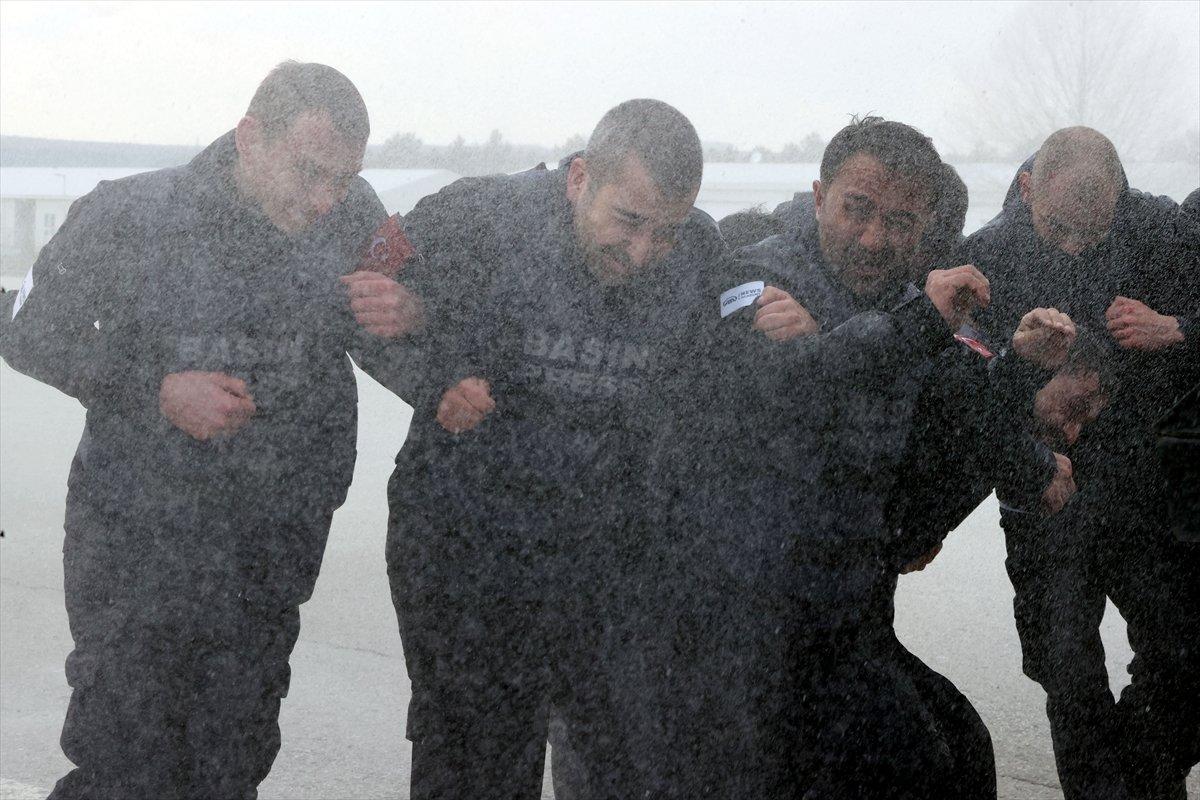 AA'nın savaş muhabirliği eğitiminde toplumsal olaylara müdahale tatbikatı