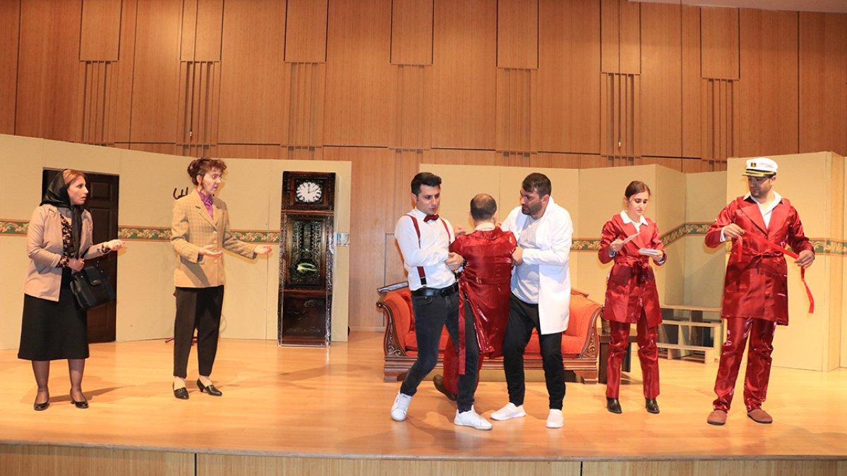 Öğretmenler kurdukları tiyatro grubu ile sahnede de hayat dersi veriyor