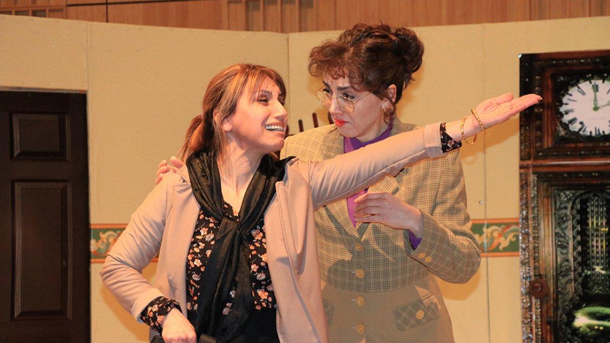 Öğretmenler kurdukları tiyatro grubu ile sahnede de hayat dersi veriyor