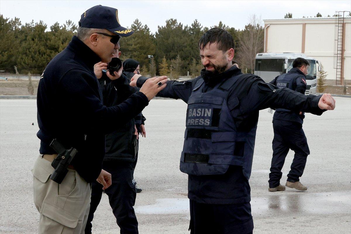 AA'nın savaş muhabirliği eğitiminde toplumsal olaylara müdahale tatbikatı