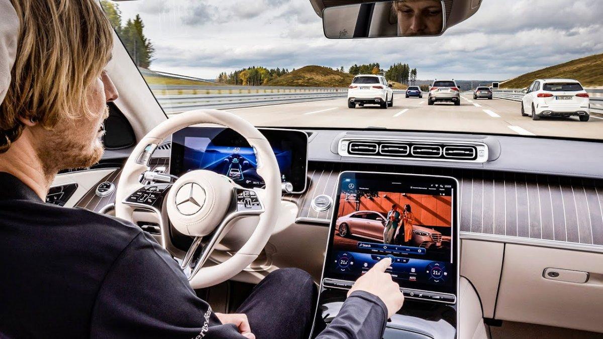 mecedes otopilot