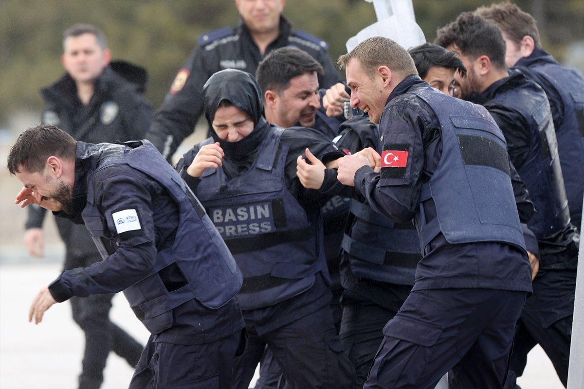 AA'nın savaş muhabirliği eğitiminde toplumsal olaylara müdahale tatbikatı