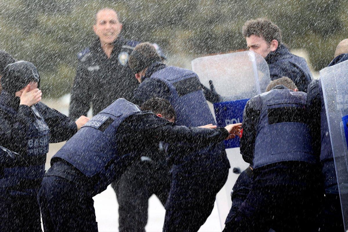 AA'nın savaş muhabirliği eğitiminde toplumsal olaylara müdahale tatbikatı