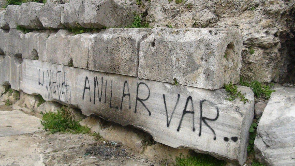 Roma Dönemi'nde inşa edilen tarihi köprüye yazılanlar pes dedirtti