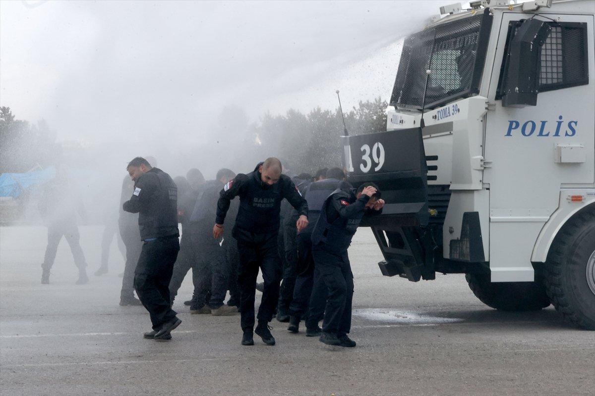 AA'nın savaş muhabirliği eğitiminde toplumsal olaylara müdahale tatbikatı