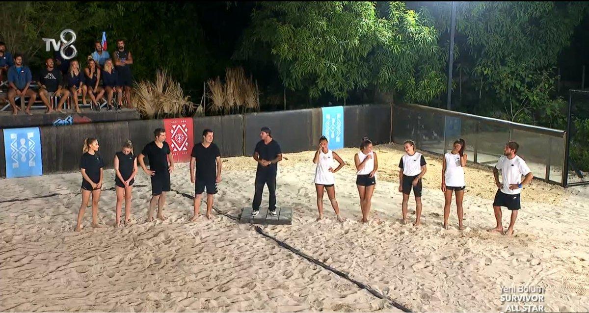 Acun Ilıcalı sevgilisi Çağla Altunkaya ile birlikte maça çıktı