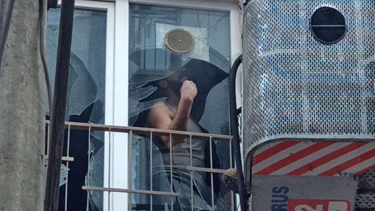 Bursa'da evi yakıp kendisini içeriye kilitleyen genci polis kurtardı