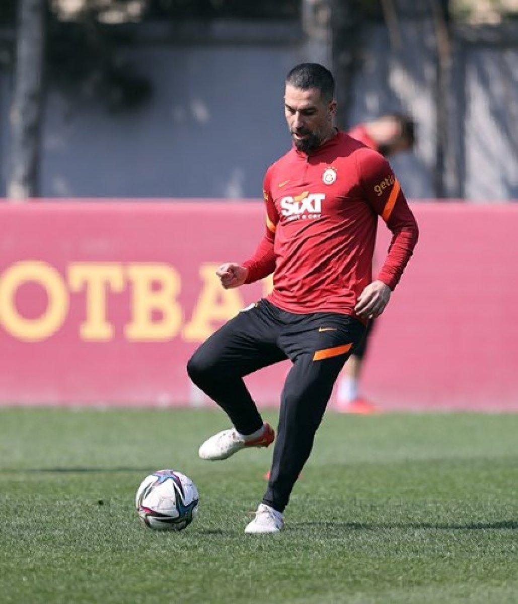 Galatasaray'da Arda Turan takımla beraber çalıştı