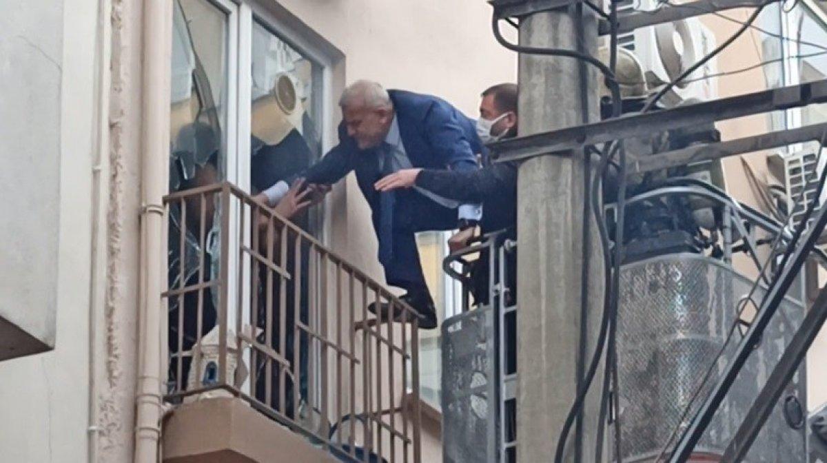 Bursa'da evi yakıp kendisini içeriye kilitleyen genci polis kurtardı