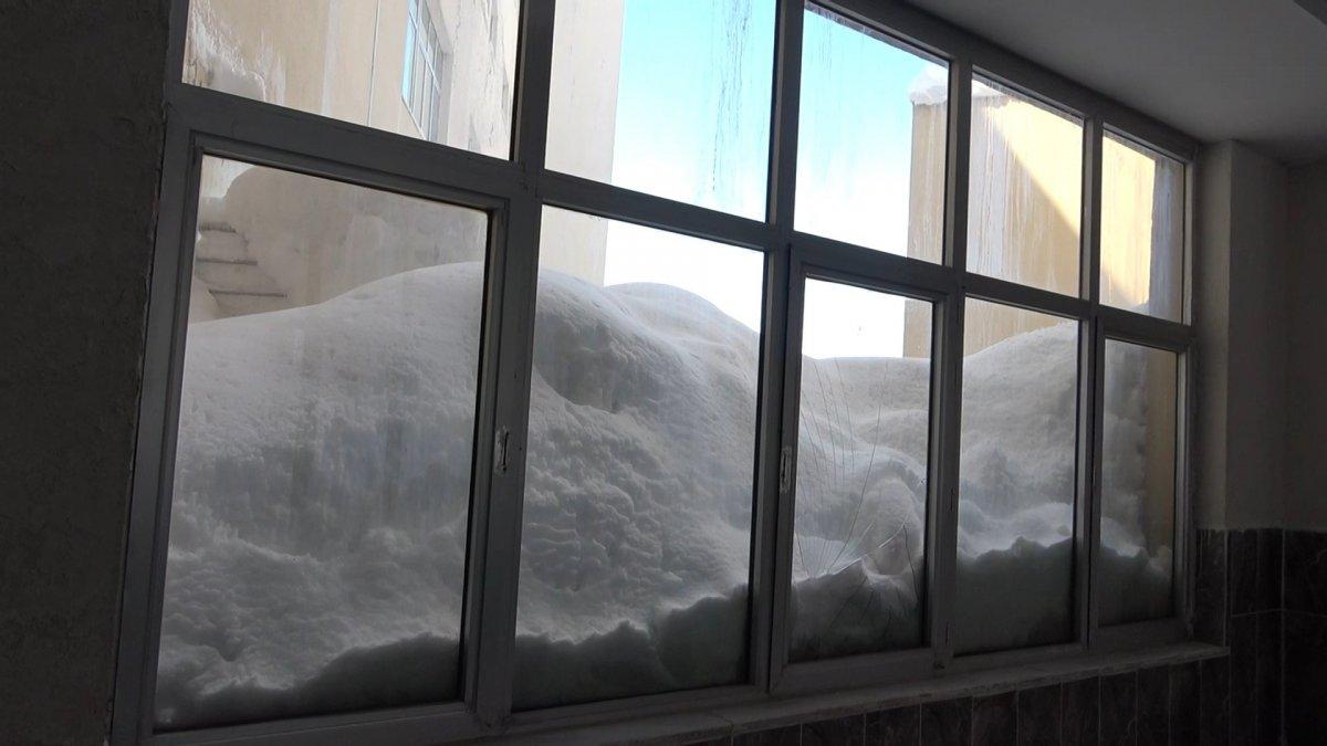 Bitlis'teki hastane binası kara gömüldü