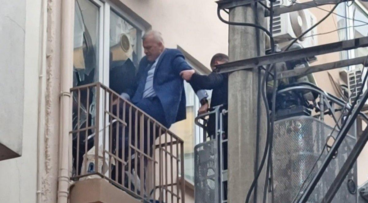 Bursa'da evi yakıp kendisini içeriye kilitleyen genci polis kurtardı