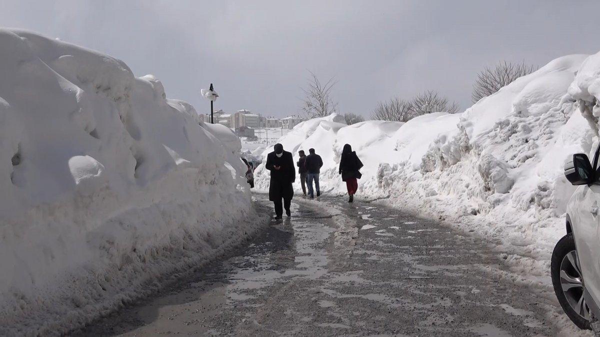Bitlis'teki hastane binası kara gömüldü