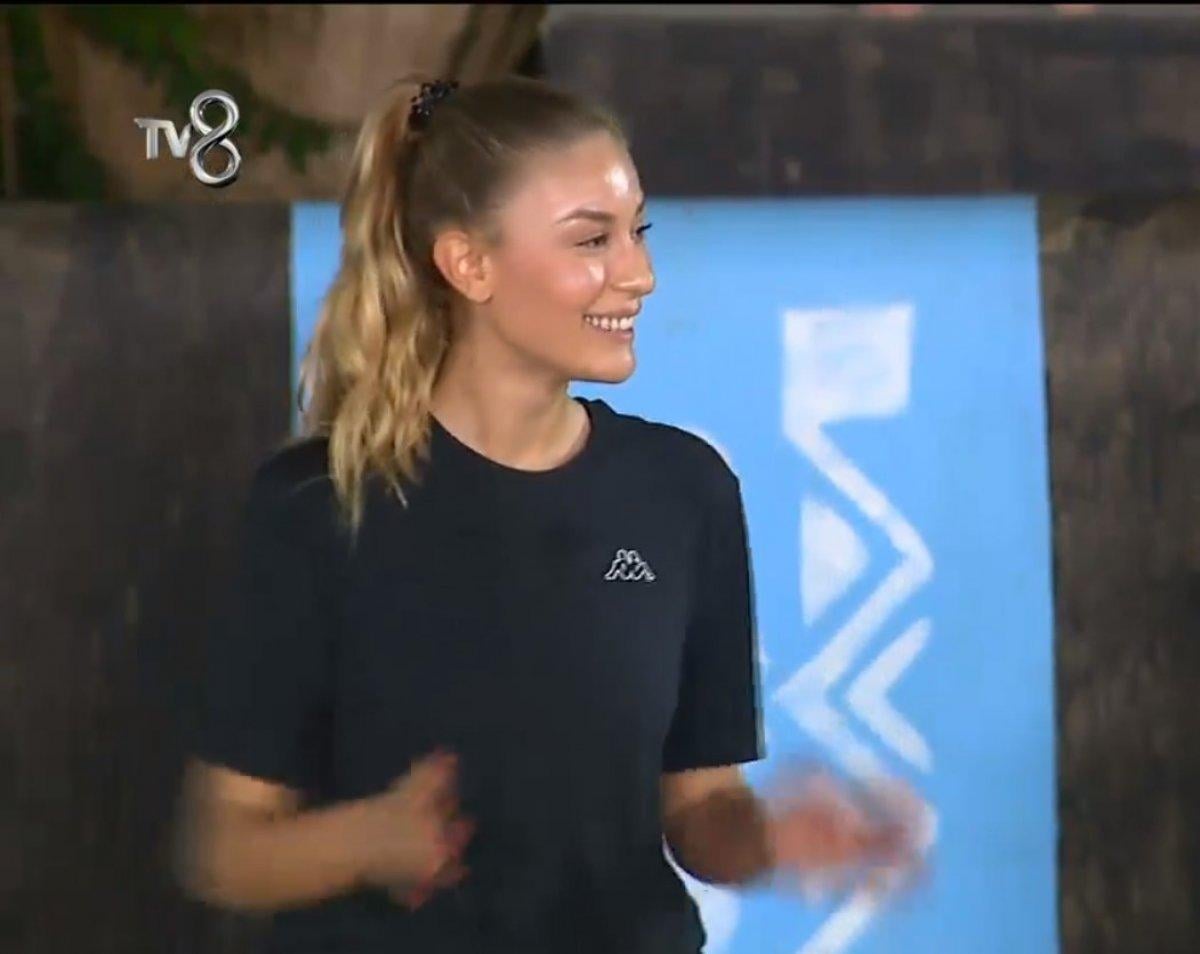 Acun Ilıcalı sevgilisi Çağla Altunkaya ile birlikte maça çıktı