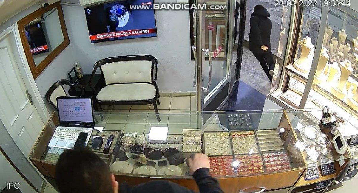 Bursa'da kuyumcuyu soyan hırsız kameralara takıldı