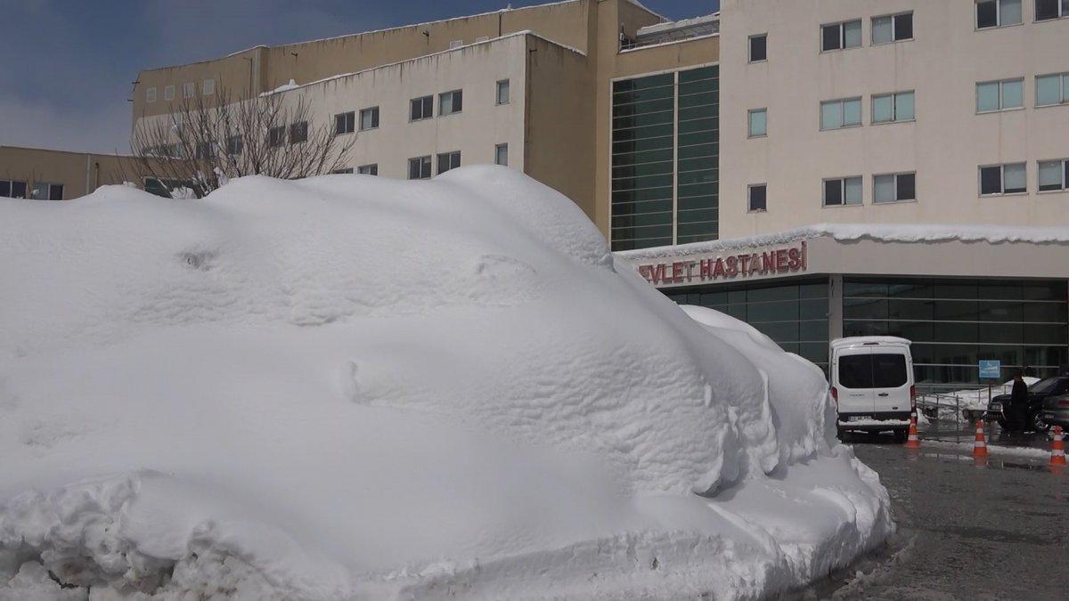 Bitlis'teki hastane binası kara gömüldü
