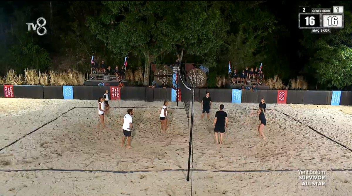 Acun Ilıcalı sevgilisi Çağla Altunkaya ile birlikte maça çıktı