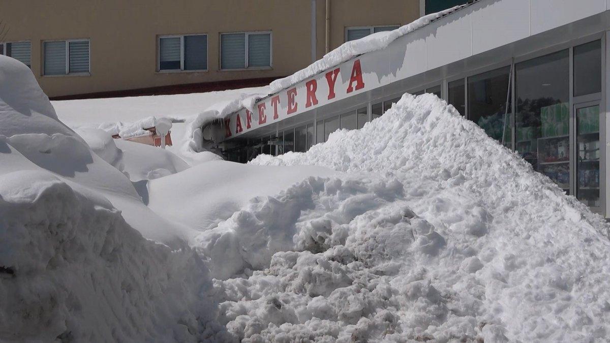 Bitlis'teki hastane binası kara gömüldü
