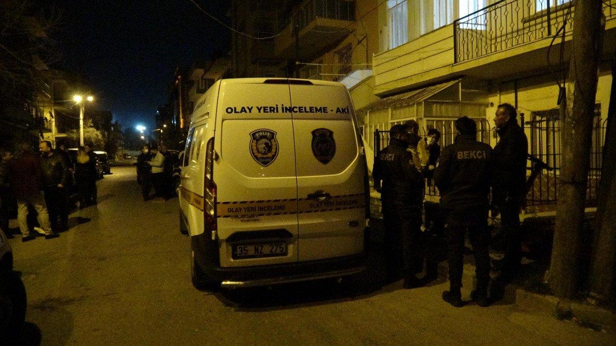 İzmir’de evde göğsünden bıçaklanmış olarak bulundu, yanındaki kadın gözaltına alındı