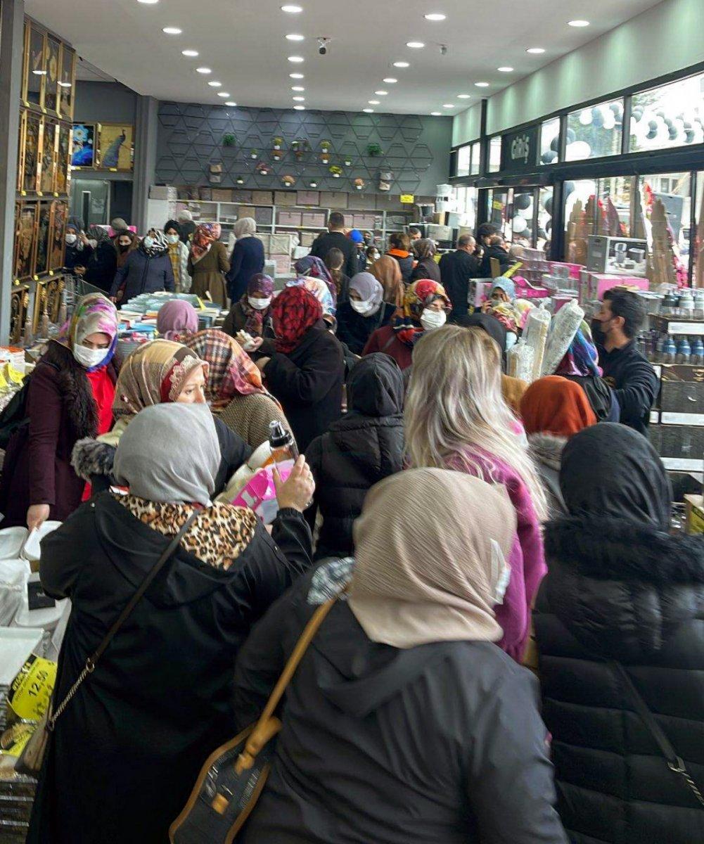 Çorum'da, indirimli alışveriş kalabalığı