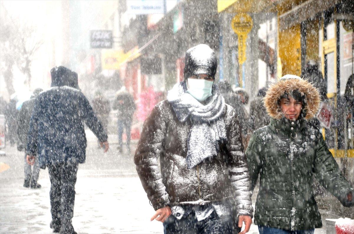 Doğu'da 152 yerleşim yeriyle bağlantı kesildi