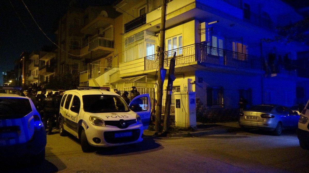 İzmir’de evde göğsünden bıçaklanmış olarak bulundu, yanındaki kadın gözaltına alındı