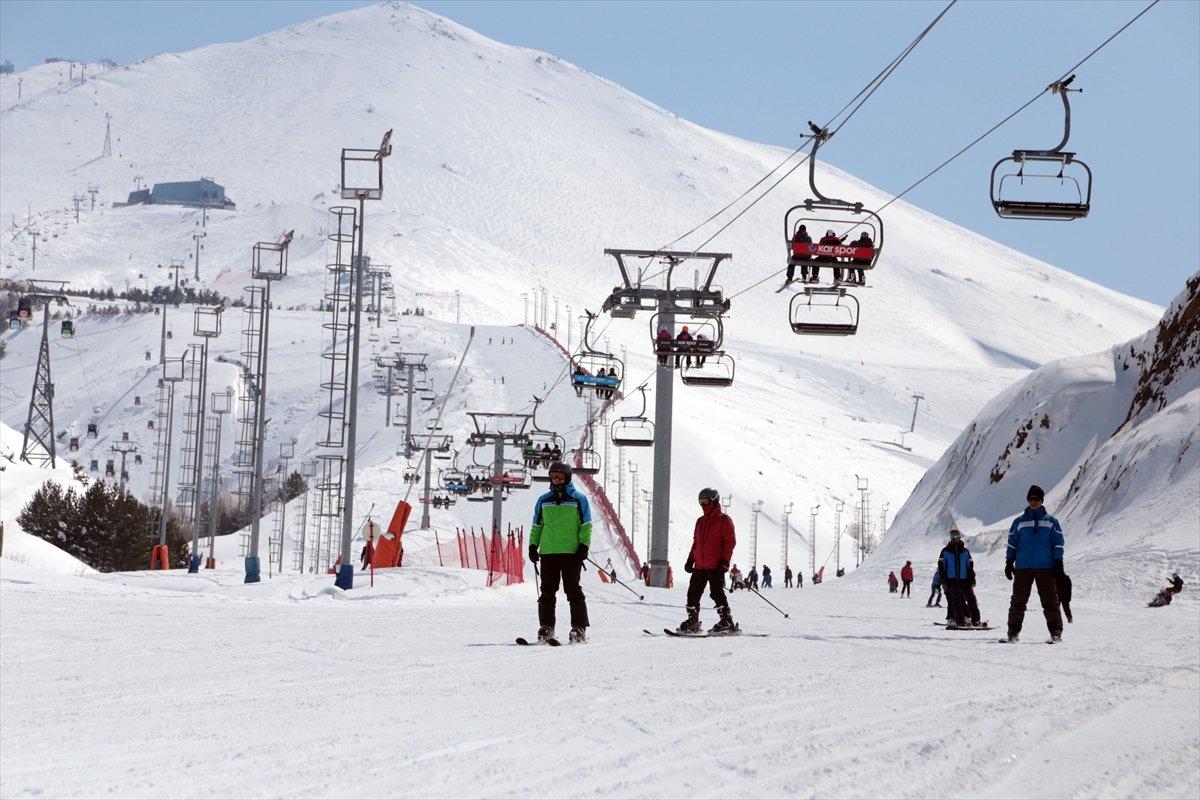 Antalya'da deniz, Erzurum'da kayak keyfi