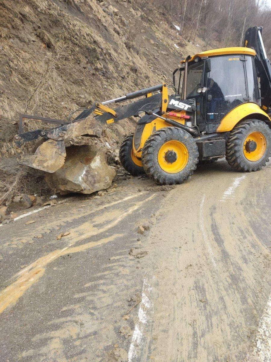 Bartın'da heyelanla birlikte yola kaya parçaları düştü