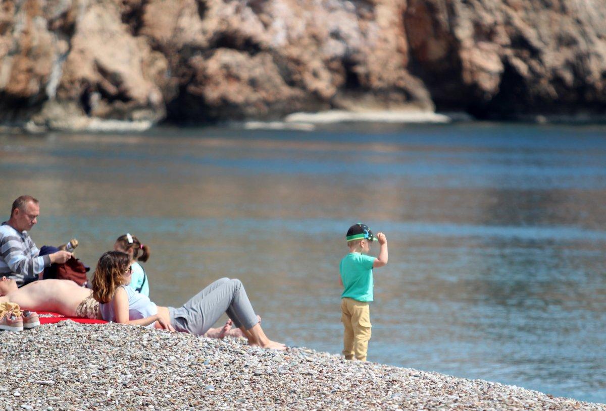 Antalya'da deniz, Erzurum'da kayak keyfi