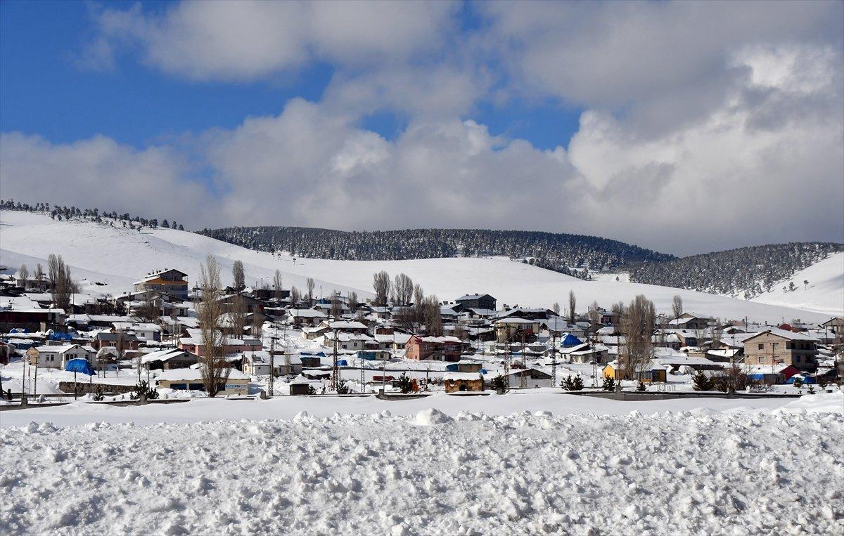 Doğu'da 152 yerleşim yeriyle bağlantı kesildi