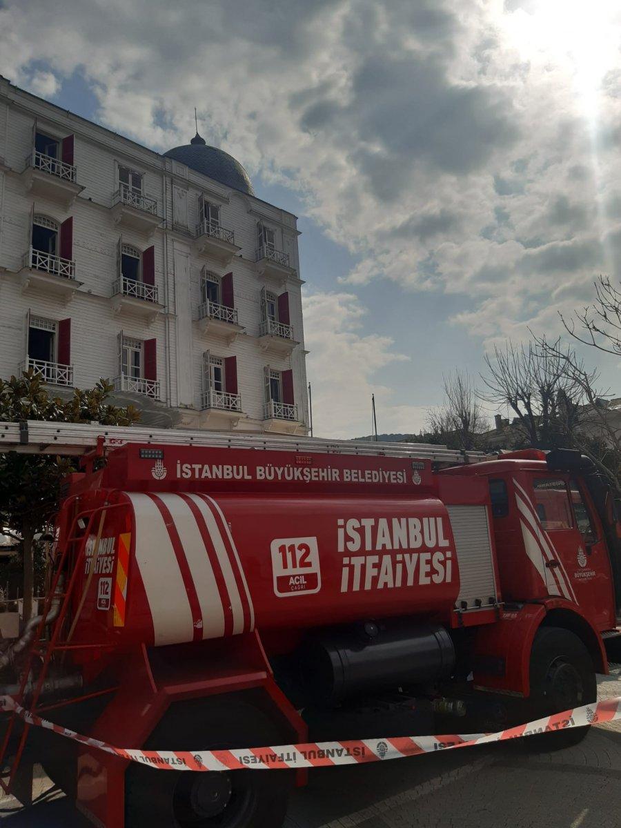 Büyükada'da tarihi otel alevlere teslim oldu