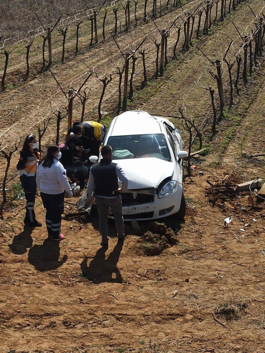Manisa'da bağa uçan araçta 2 'si ağır 5 yaralı