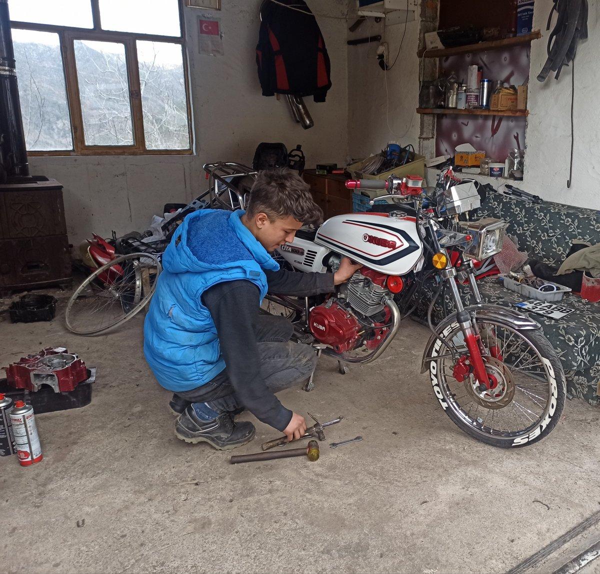 Kahramanmaraş’ta lise öğrencisi, hurda malzemelerden motosiklet yaptı