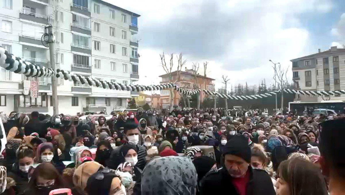 Çorum'da, indirimli alışveriş kalabalığı