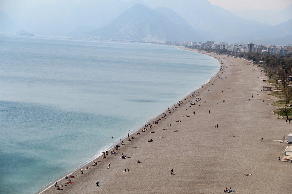 Antalya'da deniz, Erzurum'da kayak keyfi
