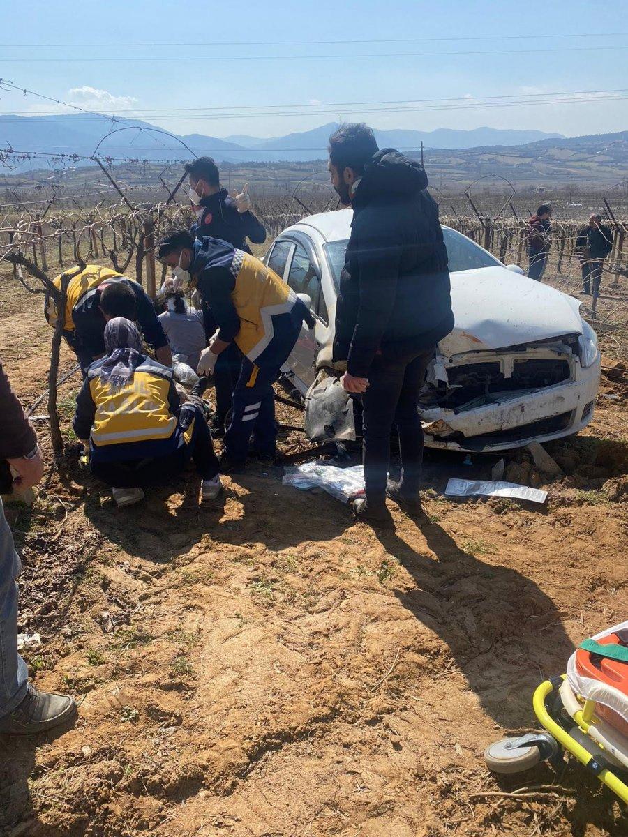 Manisa'da bağa uçan araçta 2 'si ağır 5 yaralı