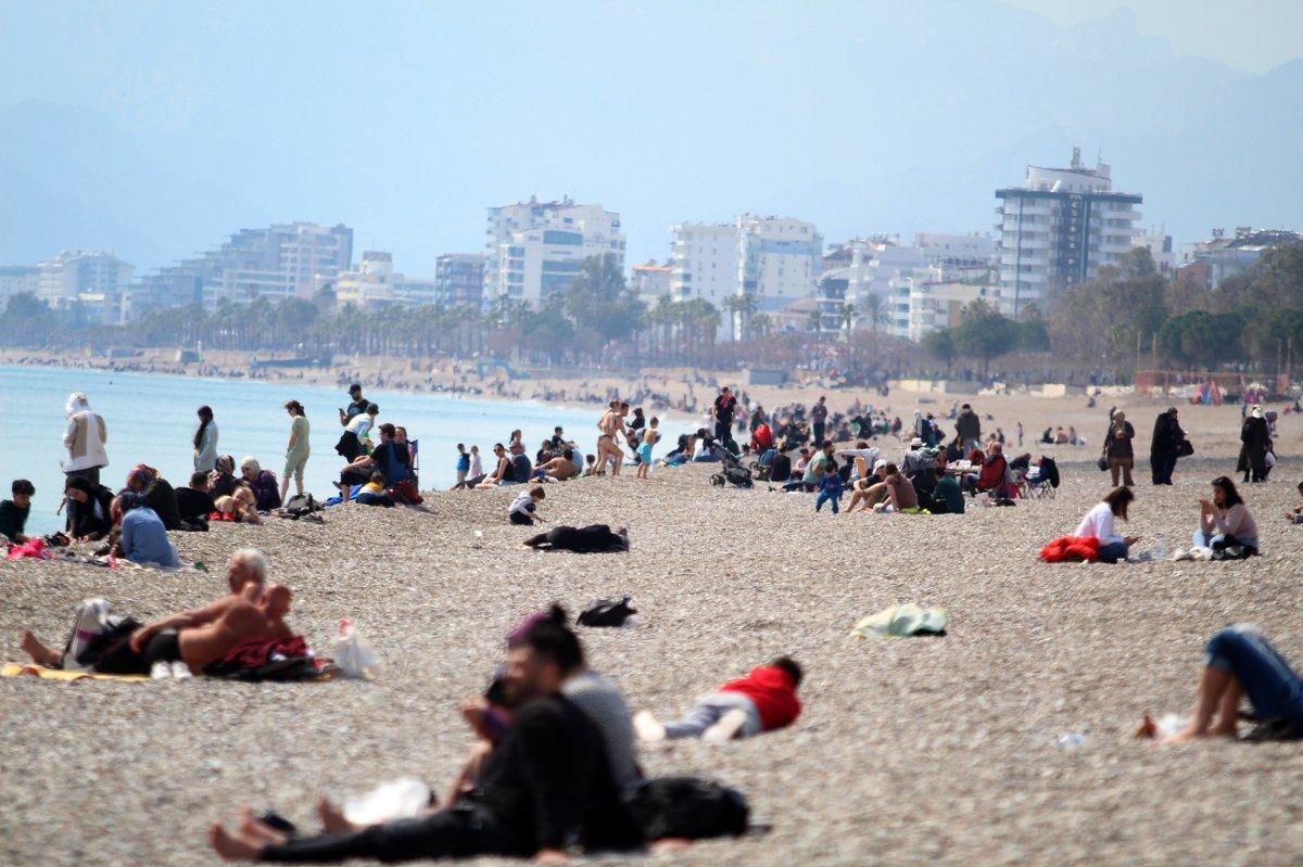 Antalya'da deniz, Erzurum'da kayak keyfi