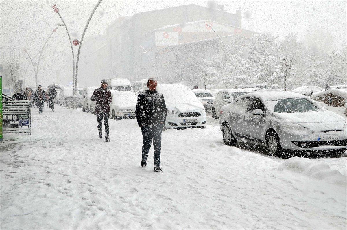 Doğu'da 152 yerleşim yeriyle bağlantı kesildi