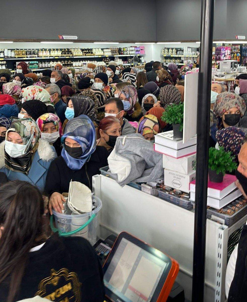 Çorum'da, indirimli alışveriş kalabalığı