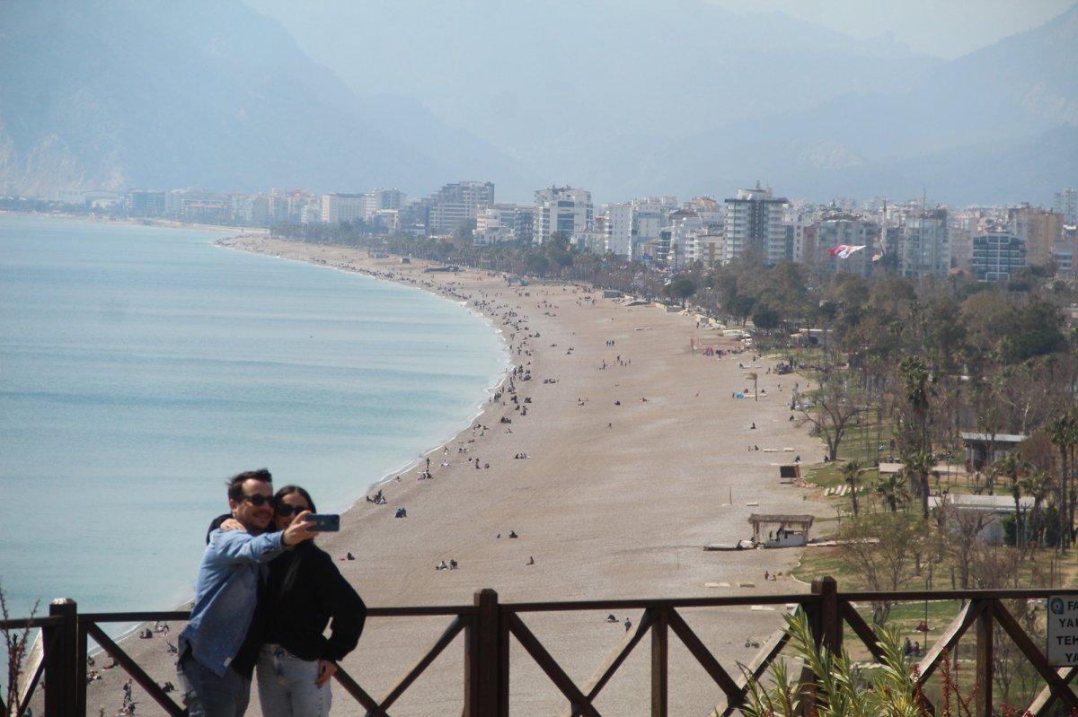 Antalya'da deniz, Erzurum'da kayak keyfi