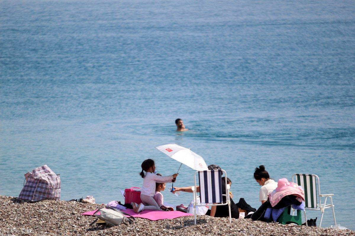 Antalya'da deniz, Erzurum'da kayak keyfi
