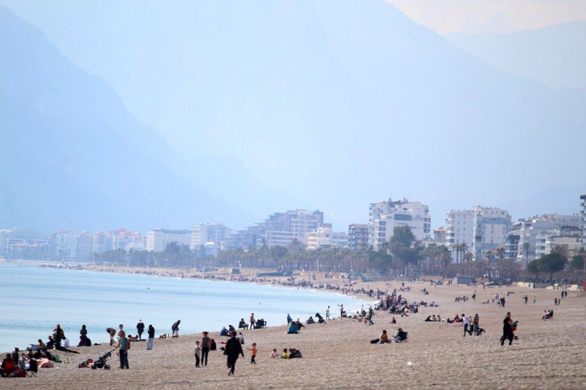 Antalya'da deniz, Erzurum'da kayak keyfi
