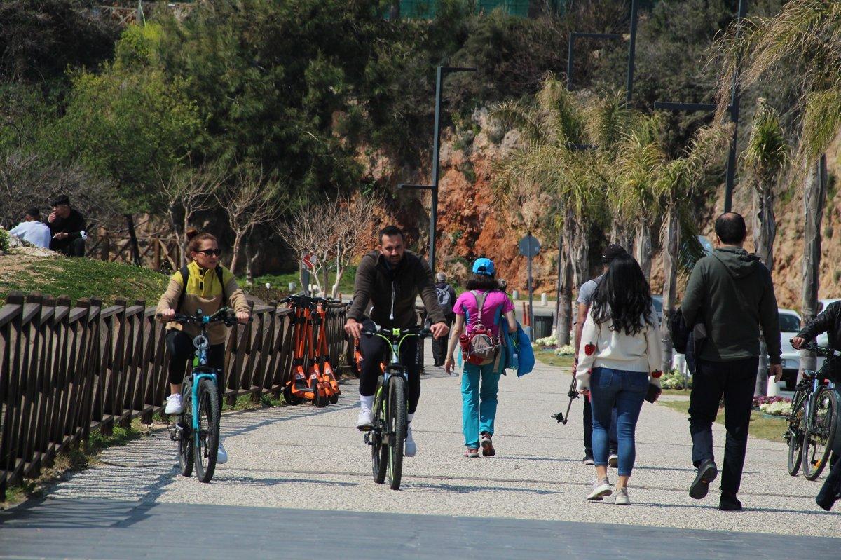 Antalya'da deniz, Erzurum'da kayak keyfi