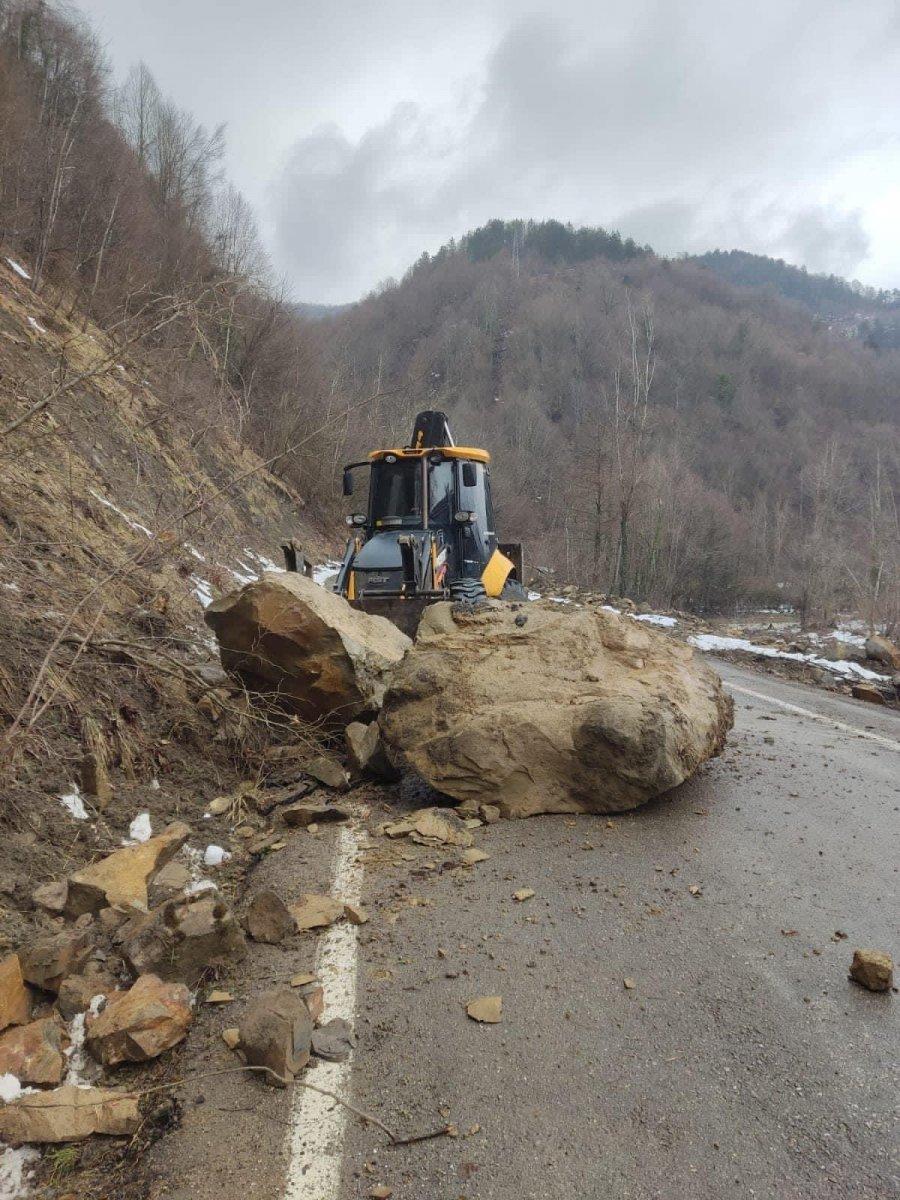 Bartın'da heyelanla birlikte yola kaya parçaları düştü