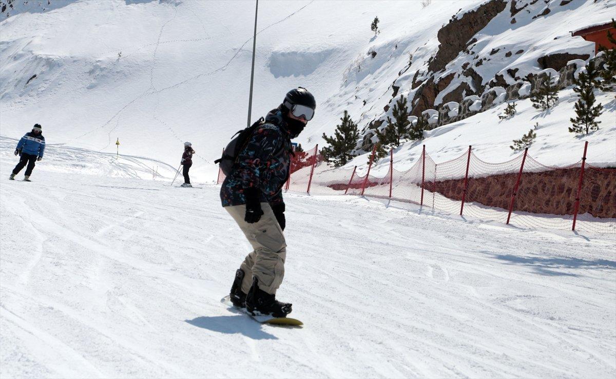 Antalya'da deniz, Erzurum'da kayak keyfi