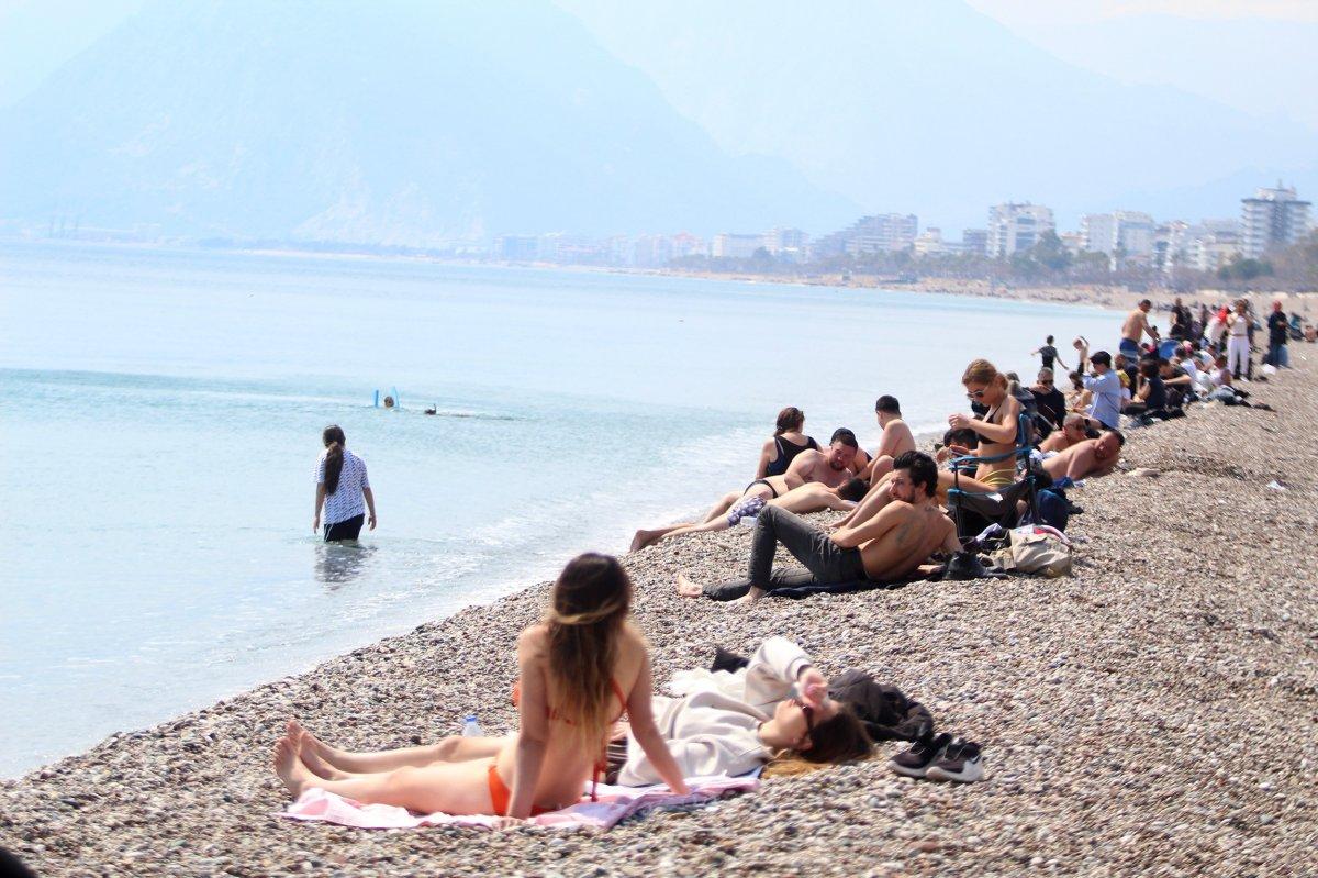Antalya'da deniz, Erzurum'da kayak keyfi