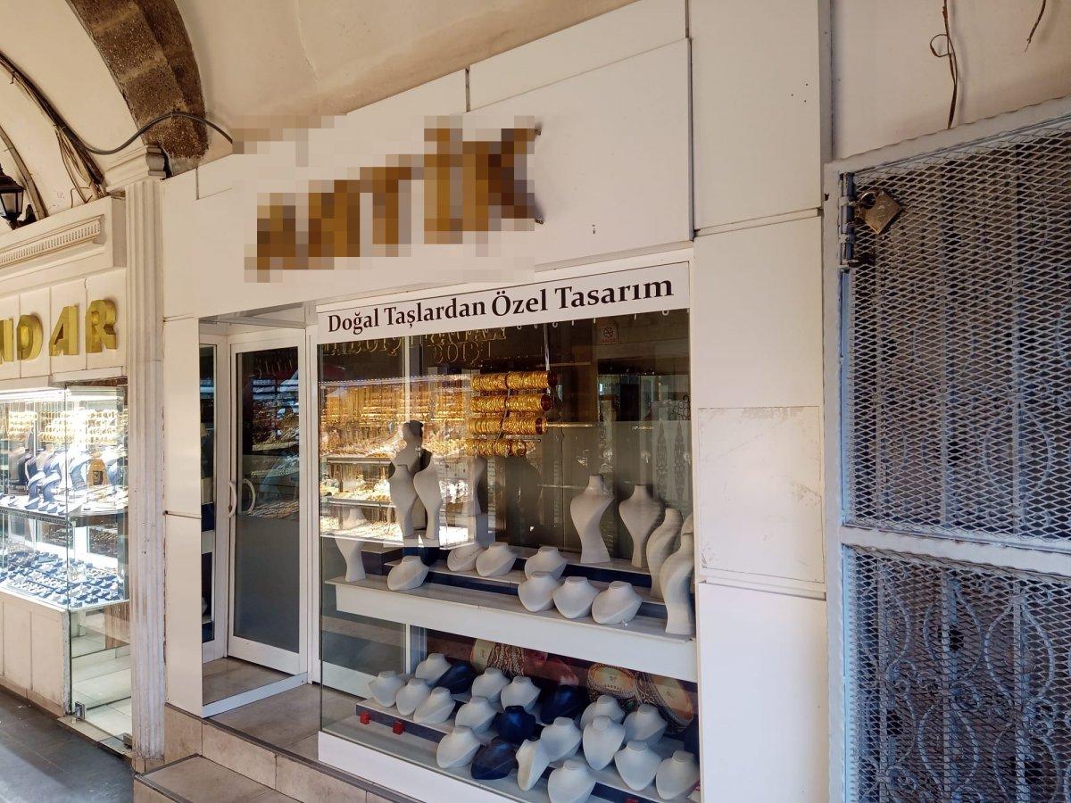 Diyarbakır'da kuyumcu, sahte altınları vitrine dizip ortadan kayboldu