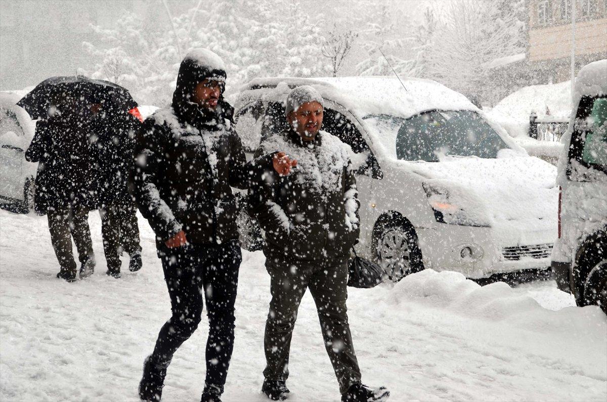 Doğu'da 152 yerleşim yeriyle bağlantı kesildi