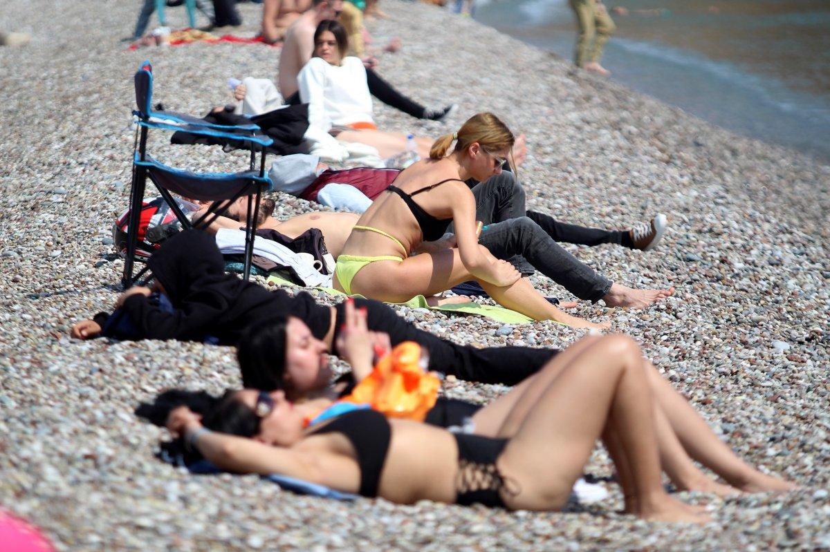 Antalya'da deniz, Erzurum'da kayak keyfi